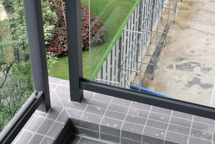 玻璃陽(yáng)臺(tái)欄桿